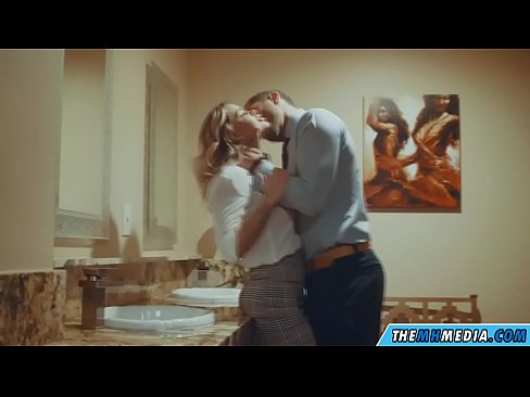 ❤️ Бүкіл аққұба сізді қоғамдық дәретханада азғырғанда ❤️ Анальный видео бойынша бізде ❤